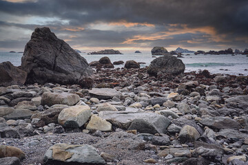 汽车显示abs和刹车灯一直亮是什么原因