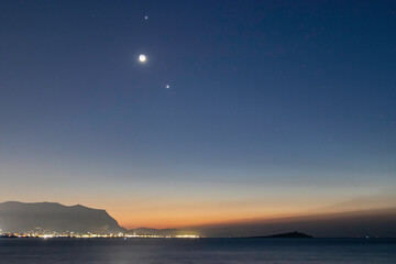 汽车显示abs和刹车灯一直亮是什么原因